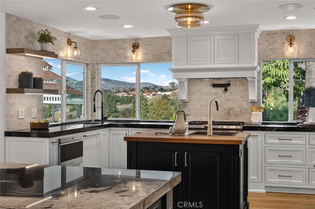 Anaheim, California, 92807, United States, 4 Bedrooms Bedrooms, ,3 BathroomsBathrooms,Residential,Active,1990042