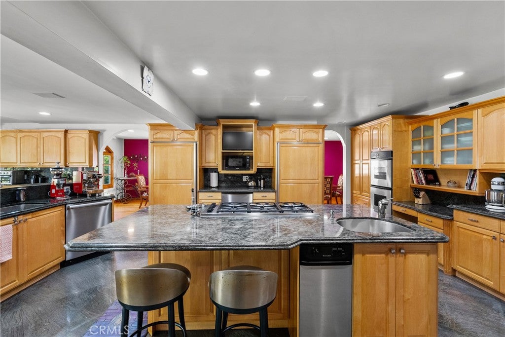 Northridge, California, 91324, United States, 5 Bedrooms Bedrooms, ,4 BathroomsBathrooms,Residential,Active,1952628