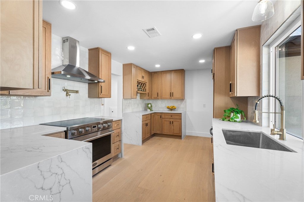 Huntington Beach, California, 92646, United States, 4 Bedrooms Bedrooms, ,5 BathroomsBathrooms,Residential,Active,1969639