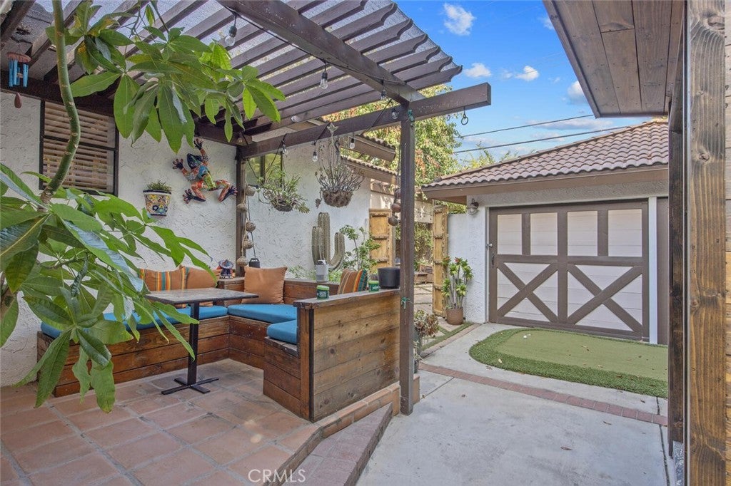 North Hollywood, California, 91602, United States, 4 Bedrooms Bedrooms, ,2 BathroomsBathrooms,Residential,Active,1954309