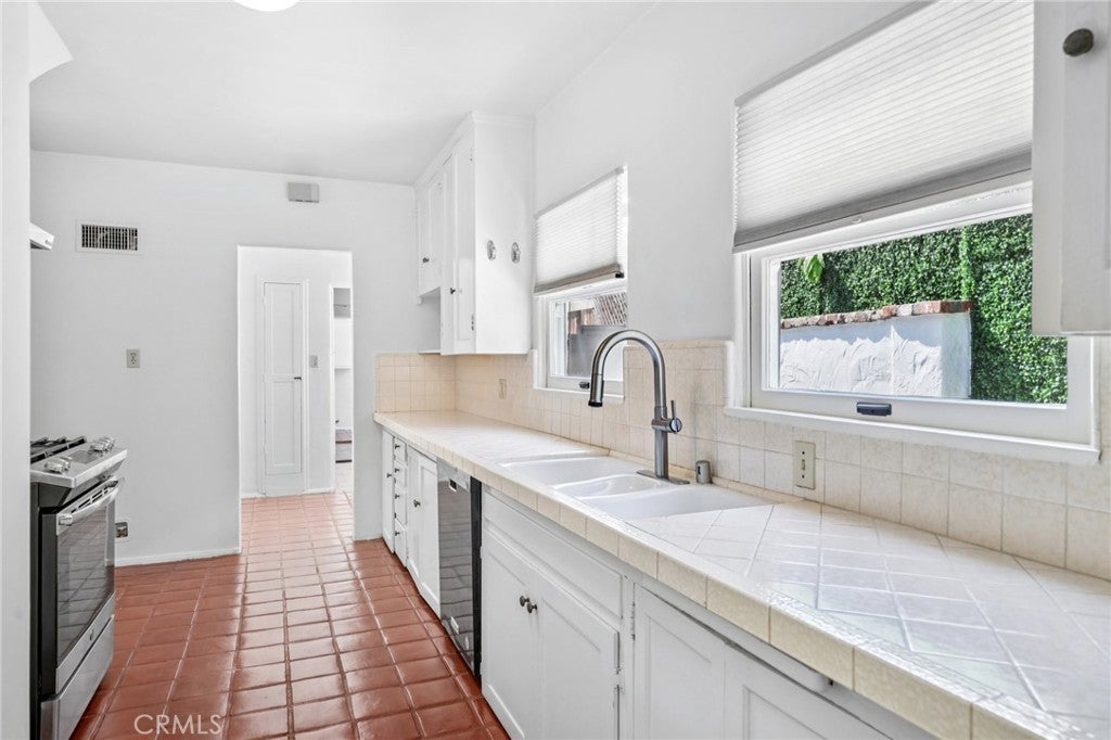 North Hollywood, California, 91602, United States, 3 Bedrooms Bedrooms, ,2 BathroomsBathrooms,Residential,Active,1914796