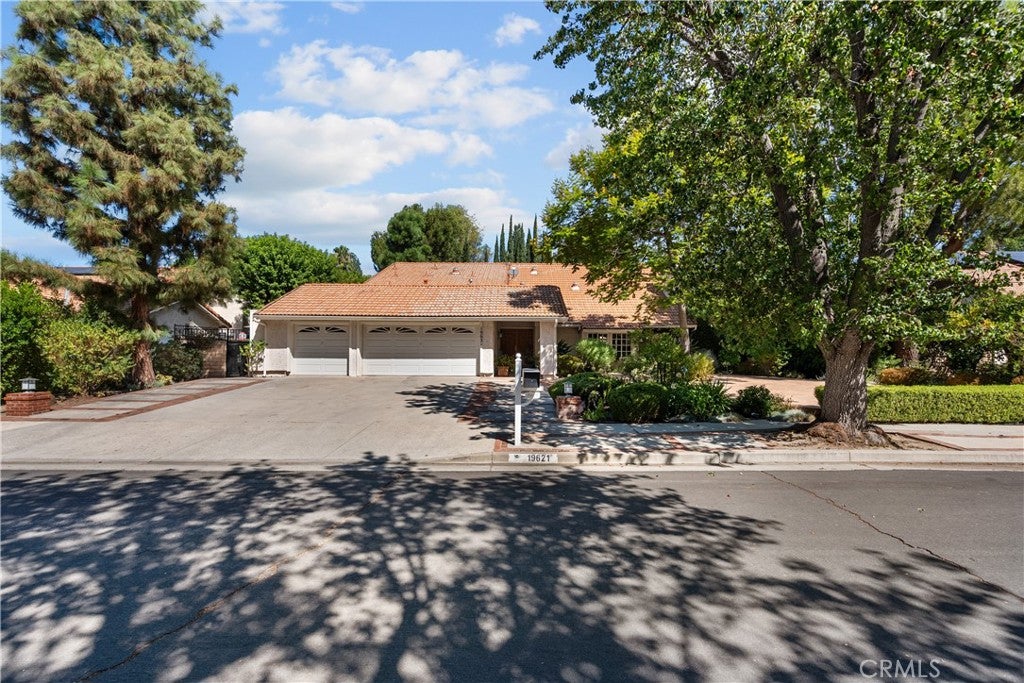 Northridge, California, 91324, United States, 5 Bedrooms Bedrooms, ,4 BathroomsBathrooms,Residential,Active,1952628