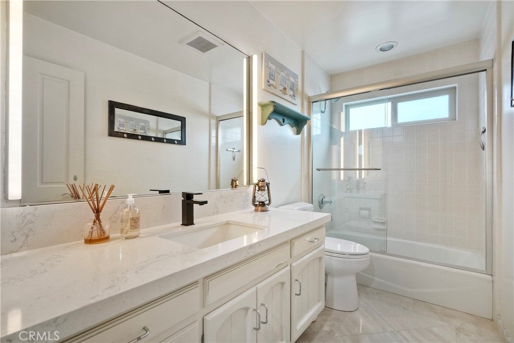 Newport Beach, California, 92661, United States, 4 Bedrooms Bedrooms, ,3 BathroomsBathrooms,Residential,Active,1894578