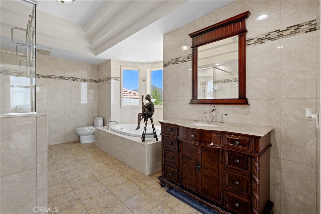 Glendale, California, 91206, United States, 5 Bedrooms Bedrooms, ,6 BathroomsBathrooms,Residential,Active,1941392