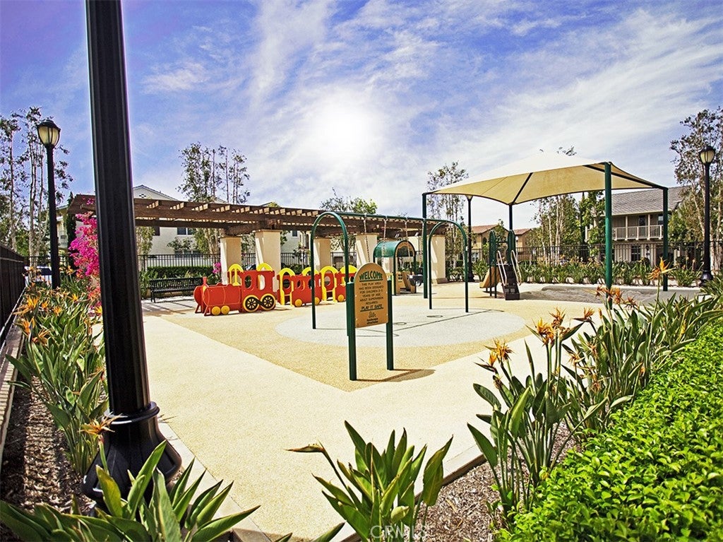 Irvine, California, 92618, United States, 3 Bedrooms Bedrooms, ,3 BathroomsBathrooms,Residential,Contingent,1986914