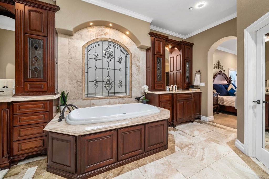 Escondido, California, 92025, United States, 5 Bedrooms Bedrooms, ,4 BathroomsBathrooms,Residential,Active,1969680