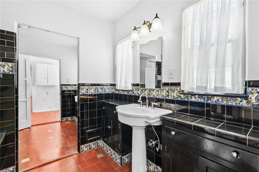North Hollywood, California, 91602, United States, 3 Bedrooms Bedrooms, ,2 BathroomsBathrooms,Residential,Active,1914796