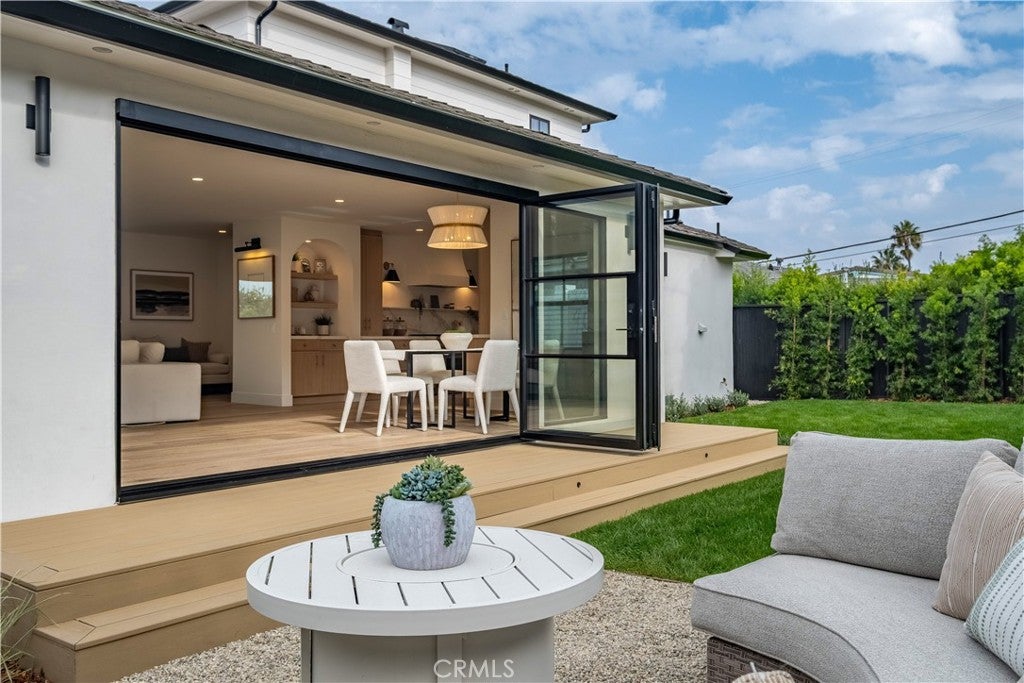 Redondo Beach, California, 90277, United States, 4 Bedrooms Bedrooms, ,3 BathroomsBathrooms,Residential,Active,1990651