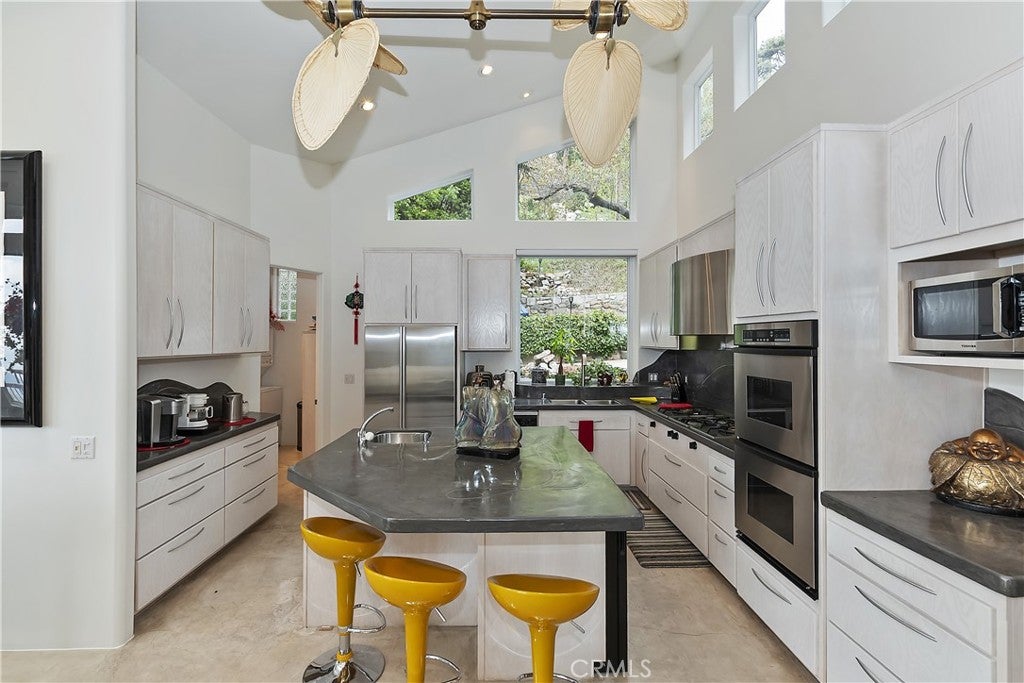 Lake Arrowhead, California, 92352, United States, 2 Bedrooms Bedrooms, ,3 BathroomsBathrooms,Residential,Active,1988419