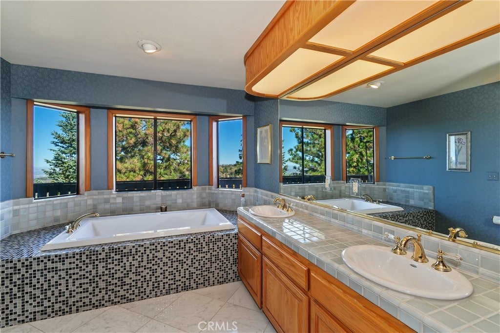 Lake Arrowhead, California, 92352, United States, 4 Bedrooms Bedrooms, ,3 BathroomsBathrooms,Residential,Active,1998581