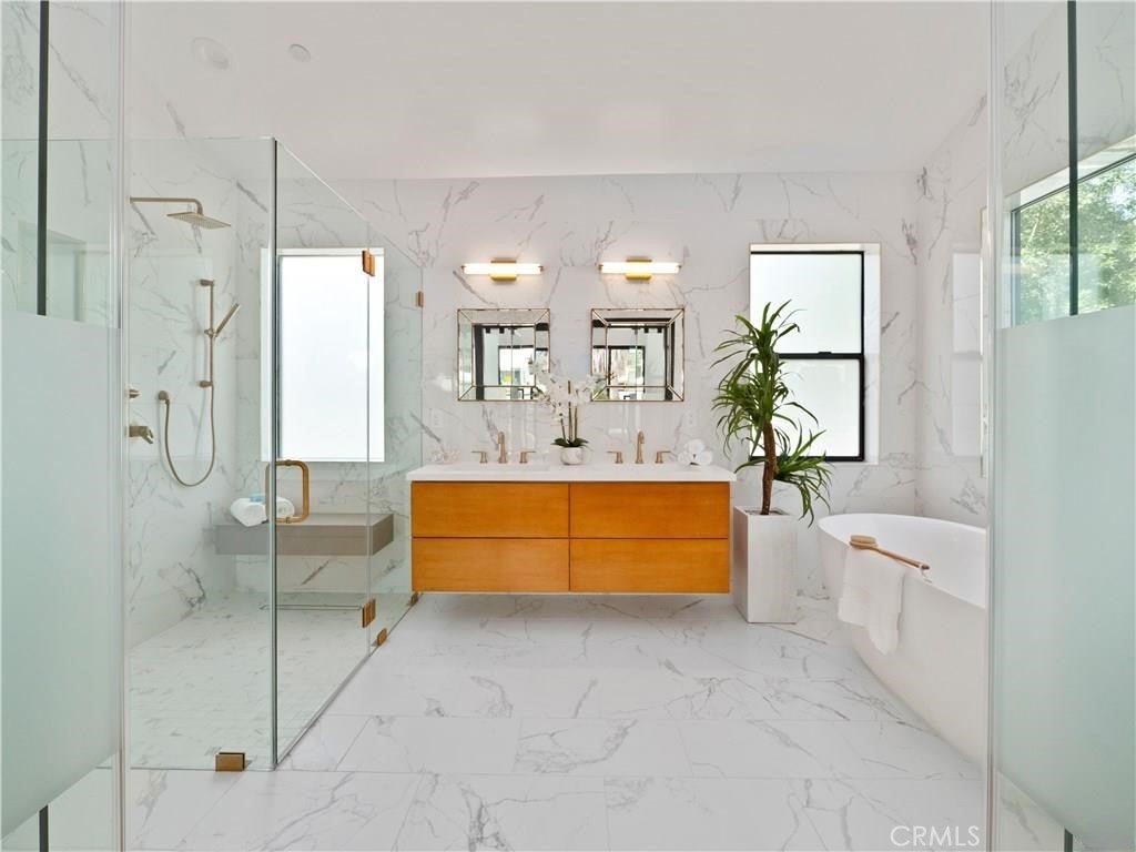 Woodland Hills, California, 91367, United States, 5 Bedrooms Bedrooms, ,5 BathroomsBathrooms,Residential,Pending,1843402
