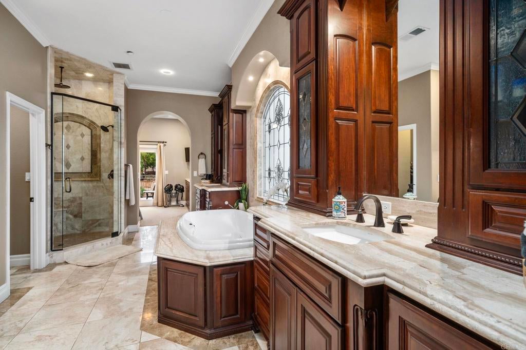 Escondido, California, 92025, United States, 5 Bedrooms Bedrooms, ,4 BathroomsBathrooms,Residential,Active,1969680