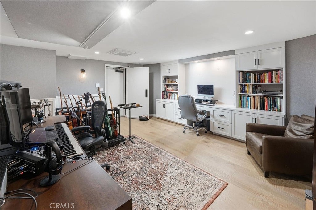 Agoura Hills, California, 91301, United States, 4 Bedrooms Bedrooms, ,5 BathroomsBathrooms,Residential,Active,1966025