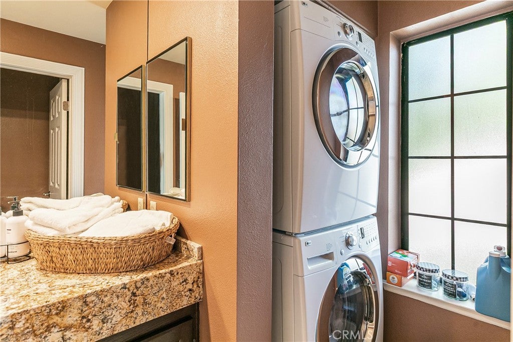 Lake Arrowhead, California, 92352, United States, 2 Bedrooms Bedrooms, ,3 BathroomsBathrooms,Residential,Active,1908134