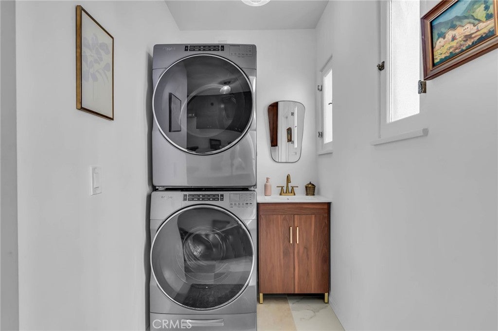 Glendale, California, 91202, United States, 3 Bedrooms Bedrooms, ,3 BathroomsBathrooms,Residential,Active,1967125