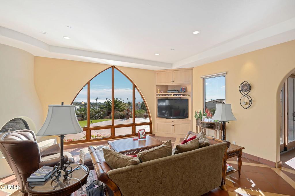 Ventura, California, 93001, United States, 3 Bedrooms Bedrooms, ,4 BathroomsBathrooms,Residential,Active,1748186