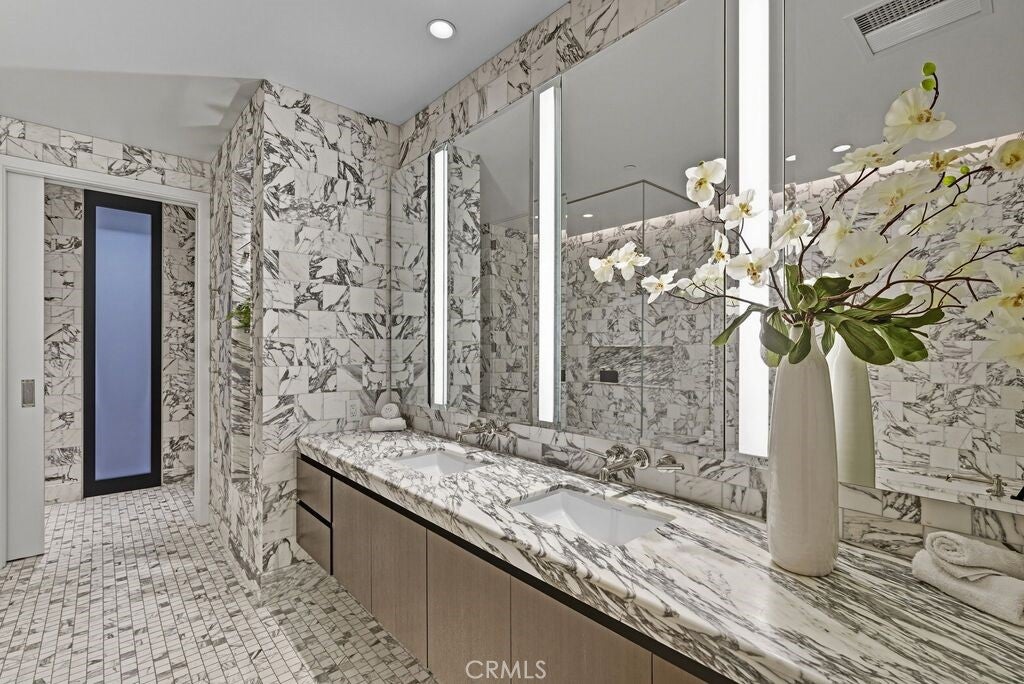 Los Angeles, California, 90069, United States, 2 Bedrooms Bedrooms, ,3 BathroomsBathrooms,Residential,Active,1995278