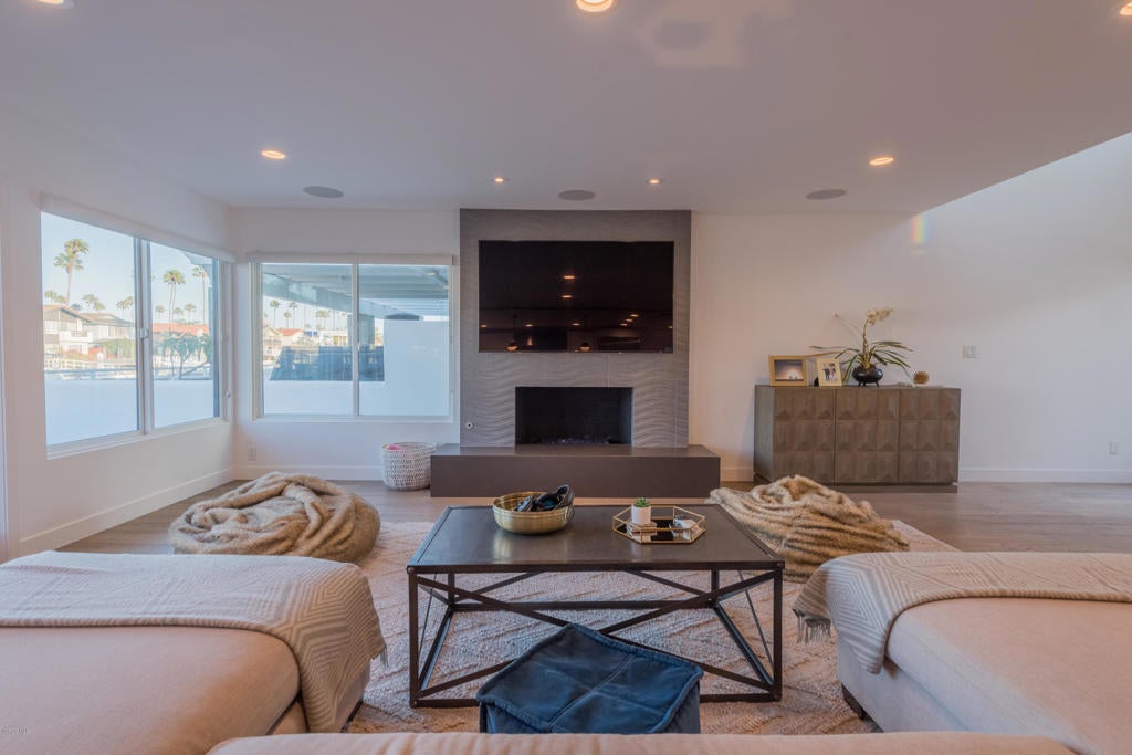 Ventura, California, 93001, United States, 3 Bedrooms Bedrooms, ,3 BathroomsBathrooms,Residential,Contingent,1944076
