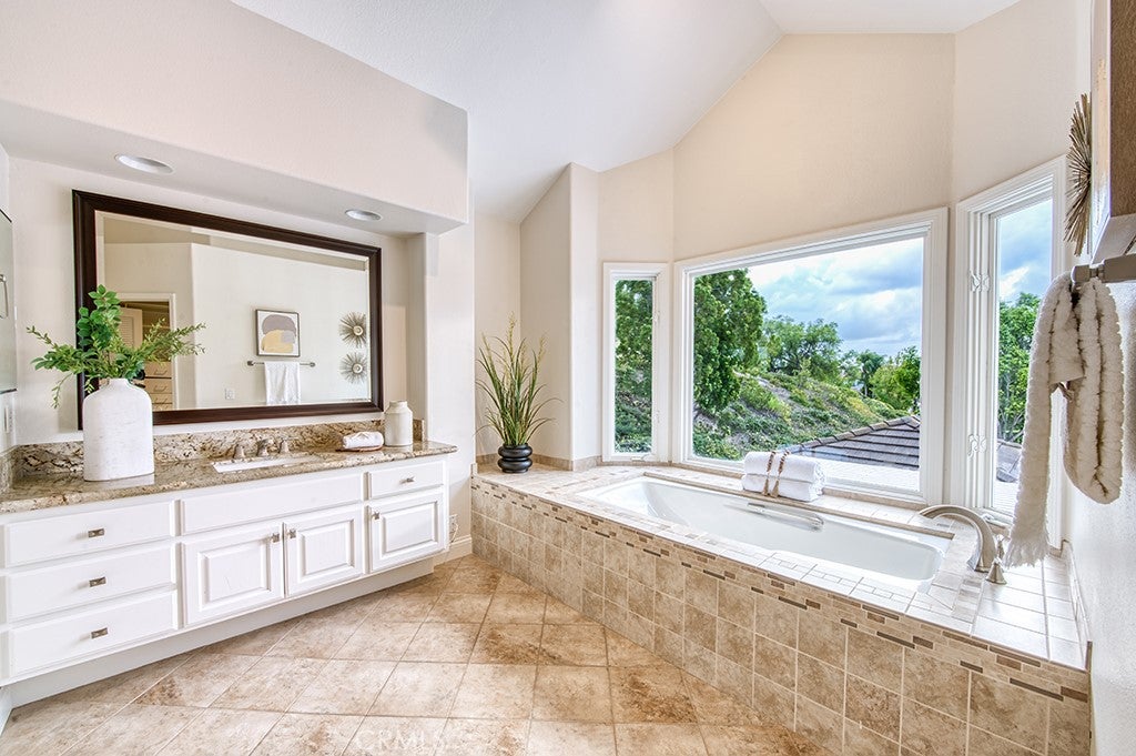 Trabuco Canyon, California, 92679, United States, 5 Bedrooms Bedrooms, ,5 BathroomsBathrooms,Residential,Active,1964270