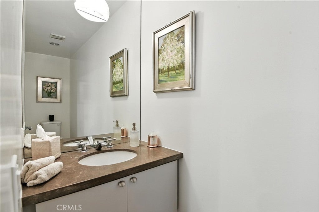 Santa Monica, California, 90405, United States, 3 Bedrooms Bedrooms, ,3 BathroomsBathrooms,Residential,Active,2008737