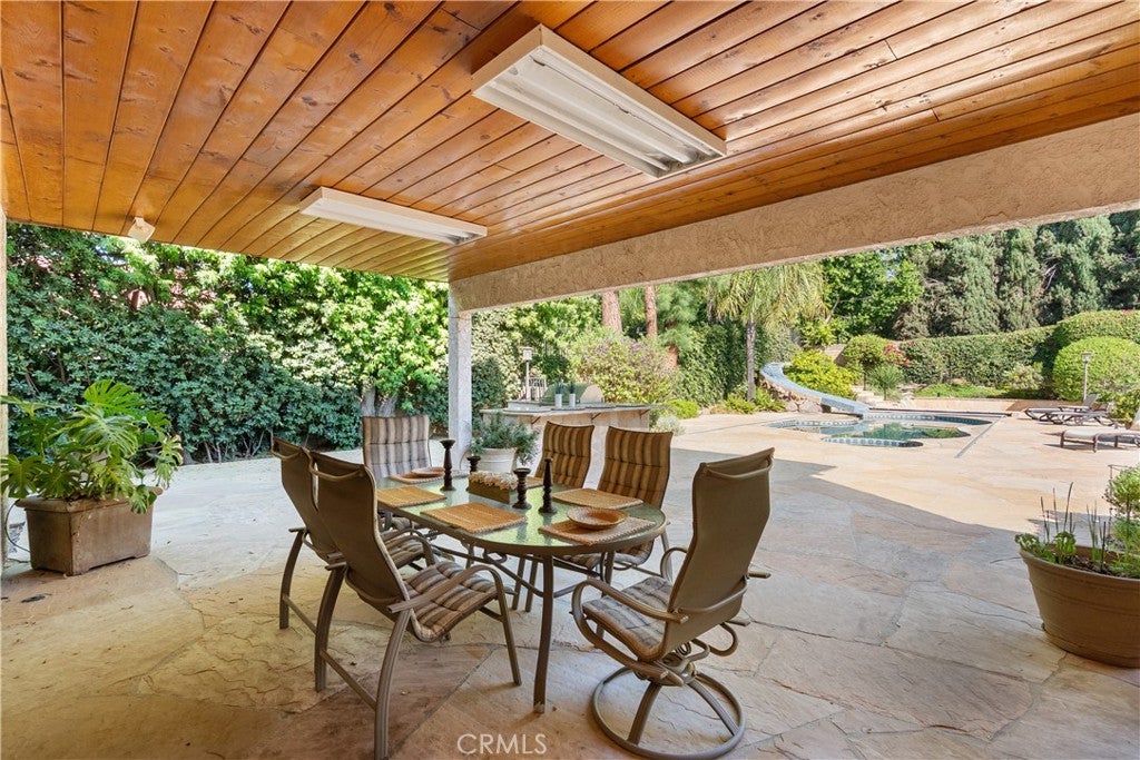 Northridge, California, 91324, United States, 5 Bedrooms Bedrooms, ,4 BathroomsBathrooms,Residential,Active,1952628