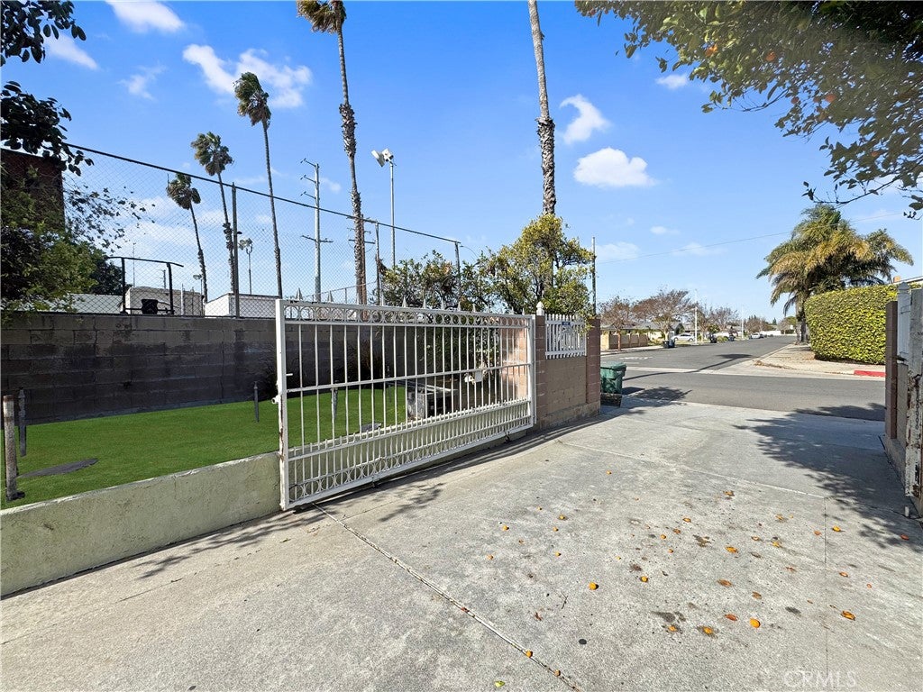 Huntington Beach, California, 92647, United States, ,5 BathroomsBathrooms,Residential,Active,1867911