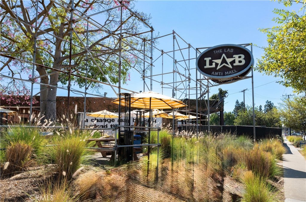 Costa Mesa, California, 92627, United States, 4 Bedrooms Bedrooms, ,3 BathroomsBathrooms,Residential,Contingent,1986895