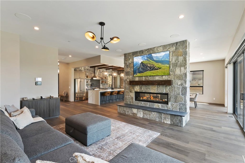 Lake Arrowhead, California, 92352, United States, 3 Bedrooms Bedrooms, ,3 BathroomsBathrooms,Residential,Active,1972160