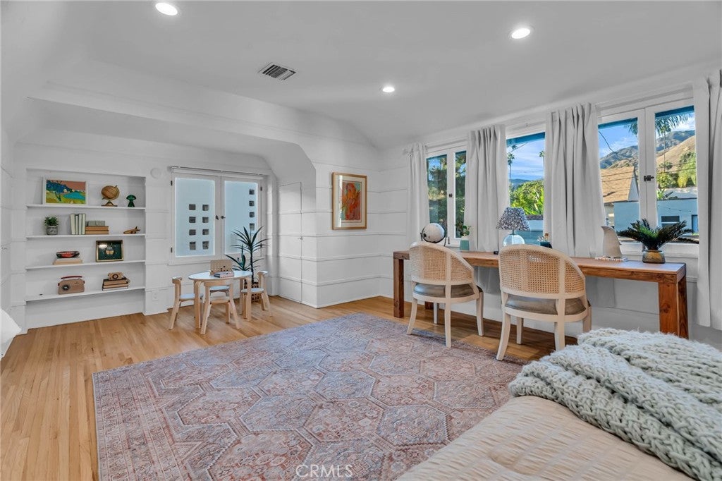 Glendale, California, 91202, United States, 3 Bedrooms Bedrooms, ,3 BathroomsBathrooms,Residential,Active,1967125