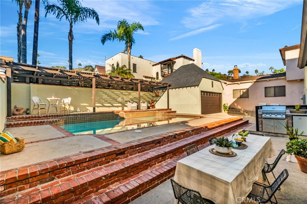 Glendale, California, 91202, United States, 3 Bedrooms Bedrooms, ,3 BathroomsBathrooms,Residential,Active,1967125