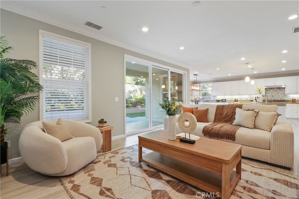 Irvine, California, 92618, United States, 4 Bedrooms Bedrooms, ,5 BathroomsBathrooms,Residential,Pending,2007263