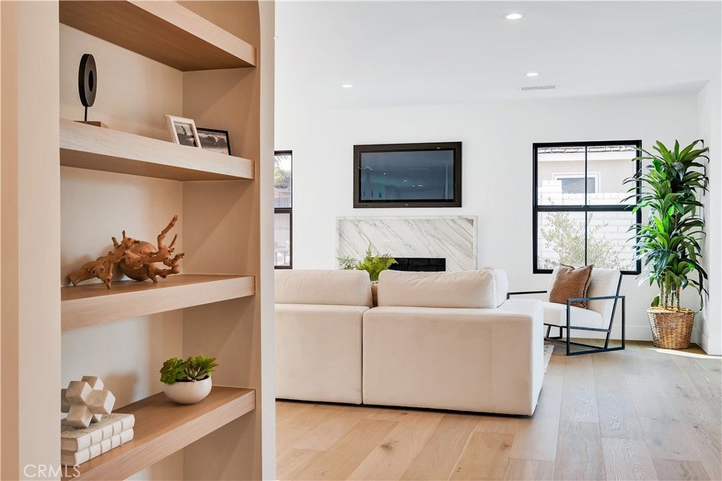 Redondo Beach, California, 90277, United States, 4 Bedrooms Bedrooms, ,3 BathroomsBathrooms,Residential,Active,1990651