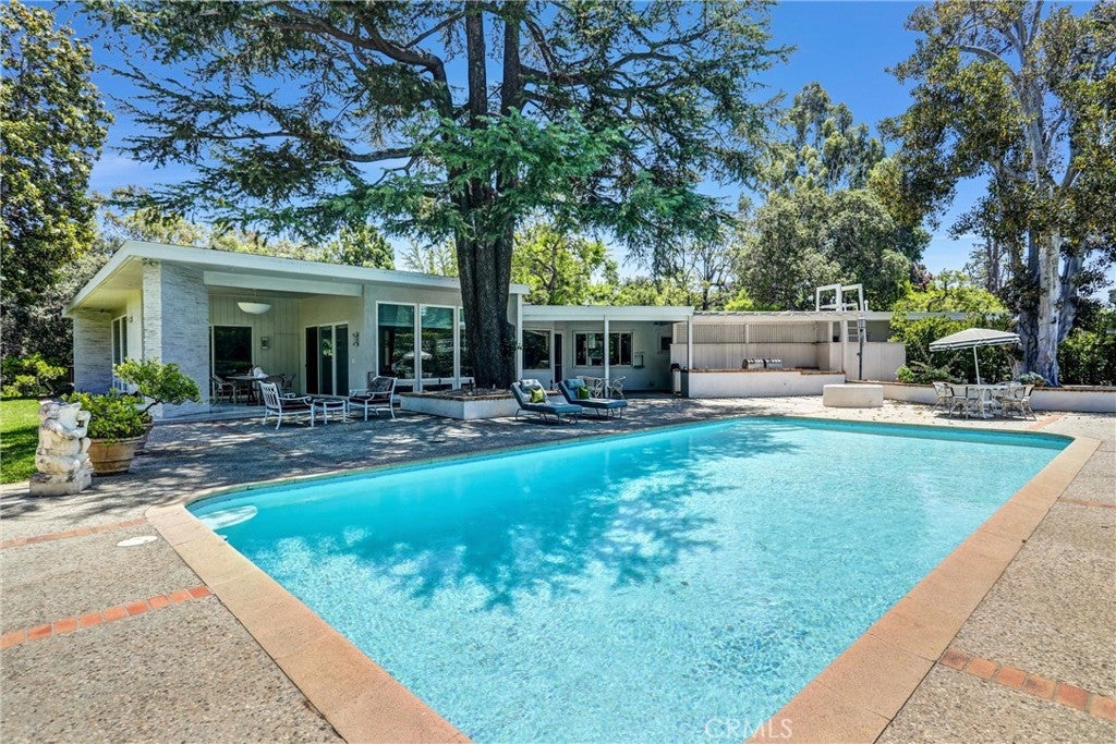 Pasadena, California, 91106, United States, 6 Bedrooms Bedrooms, ,9 BathroomsBathrooms,Residential,Active,1898207