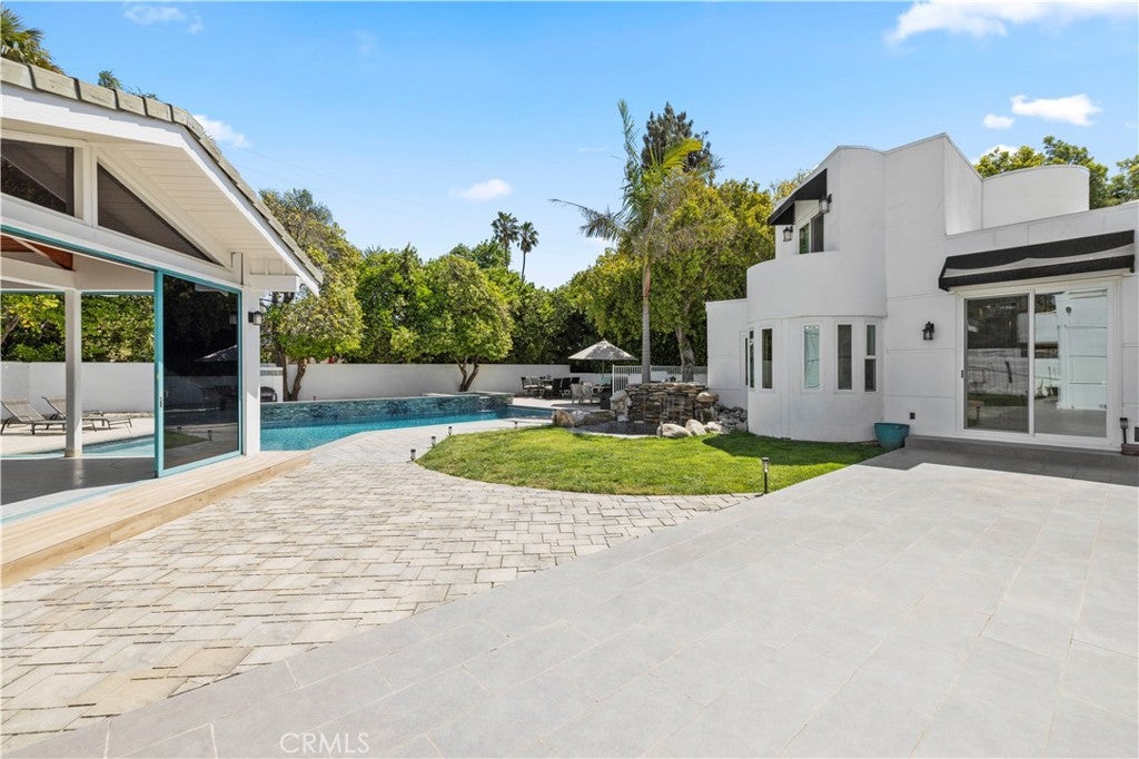 Northridge, California, 91325, United States, 4 Bedrooms Bedrooms, ,4 BathroomsBathrooms,Residential,Active,1936096