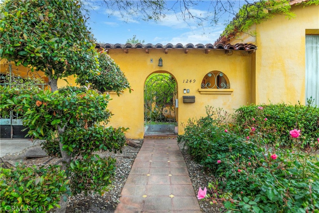 Los Angeles, California, 90035, United States, 3 Bedrooms Bedrooms, ,2 BathroomsBathrooms,Residential,Active,1922738