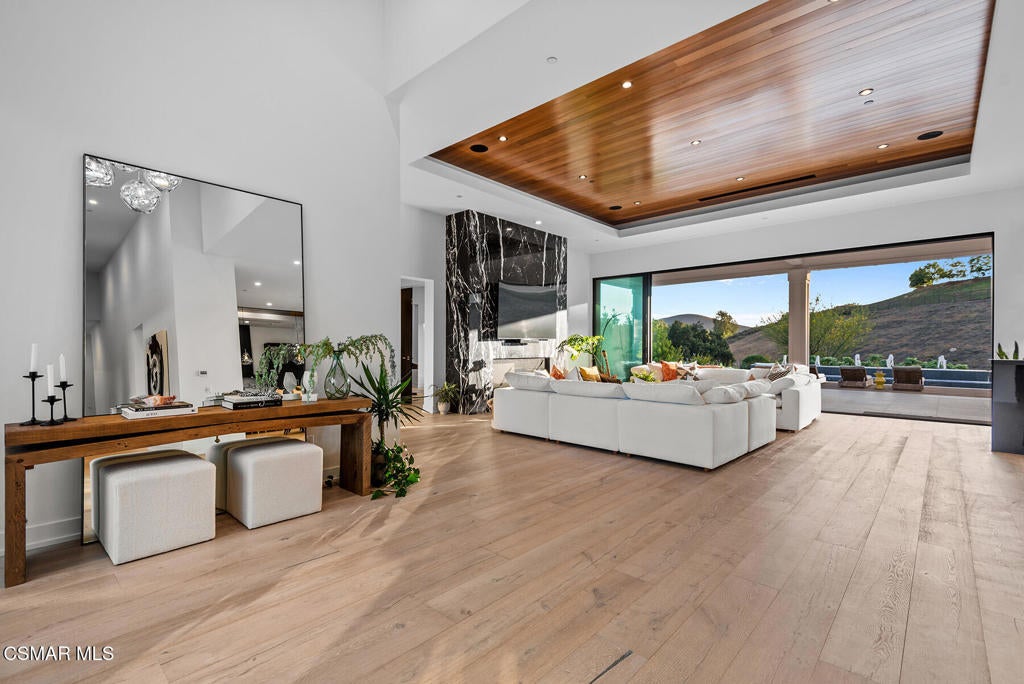 Thousand Oaks, California, 91362, United States, 5 Bedrooms Bedrooms, ,7 BathroomsBathrooms,Residential,Active,1900211