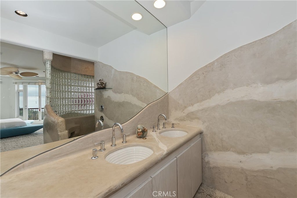 Lake Arrowhead, California, 92352, United States, 2 Bedrooms Bedrooms, ,3 BathroomsBathrooms,Residential,Active,1988419