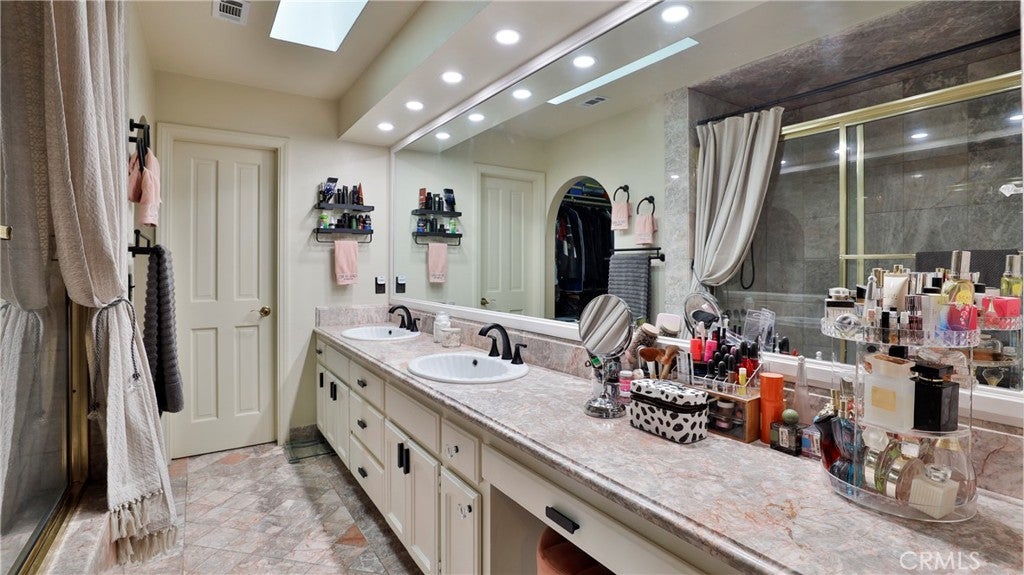 Redlands, California, 92373, United States, 5 Bedrooms Bedrooms, ,4 BathroomsBathrooms,Residential,Active,1985883