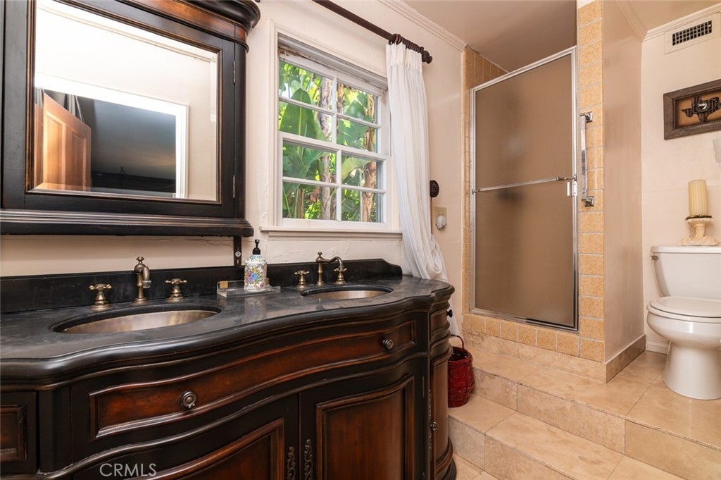 Glendale, California, 91207, United States, 4 Bedrooms Bedrooms, ,4 BathroomsBathrooms,Residential,Active,1945087