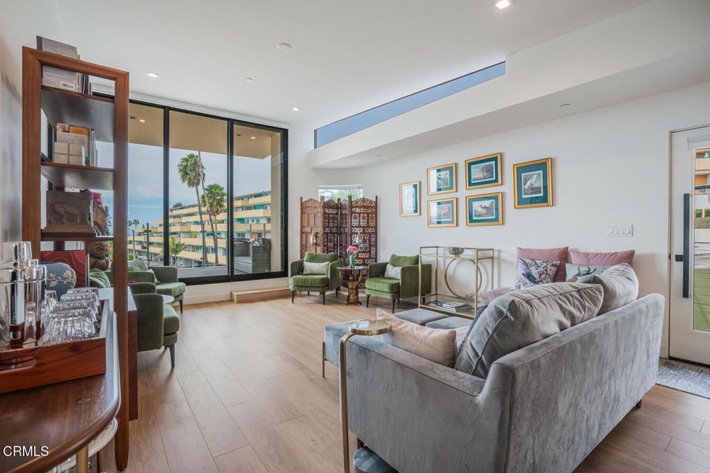 Ventura, California, 93001, United States, 3 Bedrooms Bedrooms, ,4 BathroomsBathrooms,Residential,Active,2016402