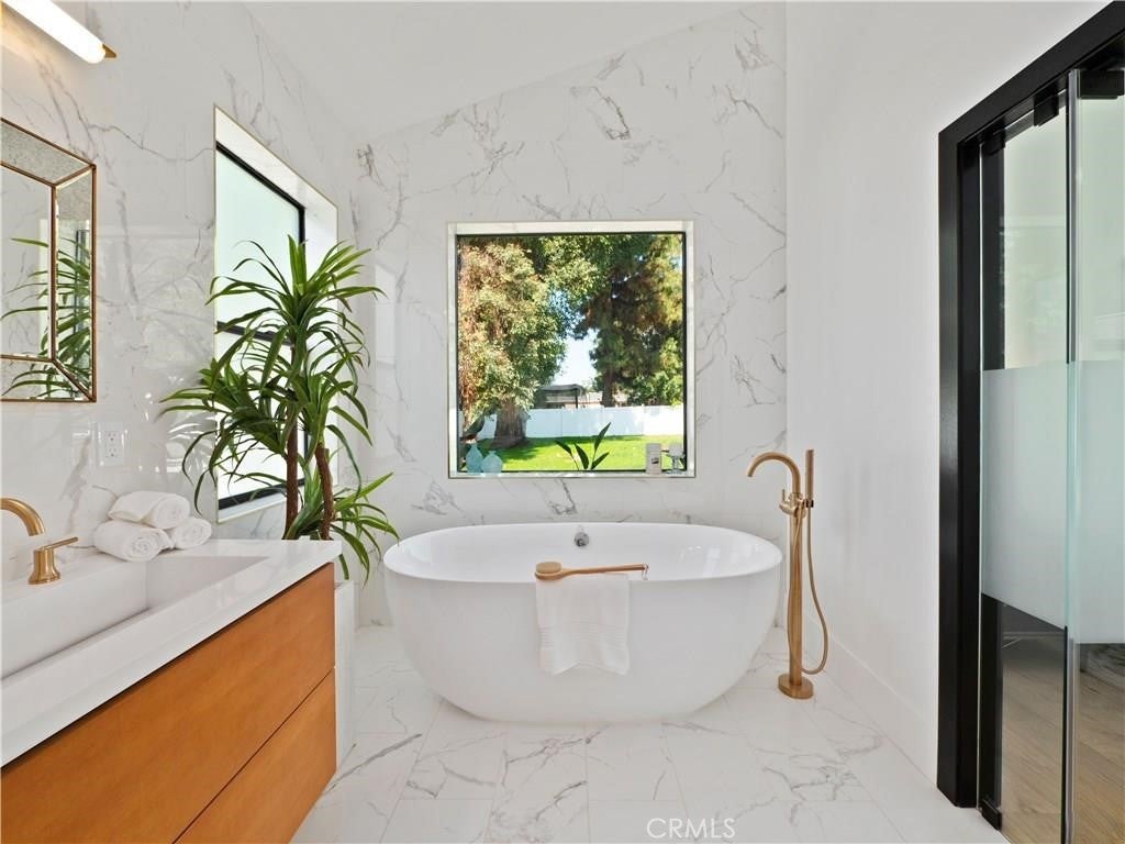 Woodland Hills, California, 91367, United States, 5 Bedrooms Bedrooms, ,5 BathroomsBathrooms,Residential,Pending,1843402
