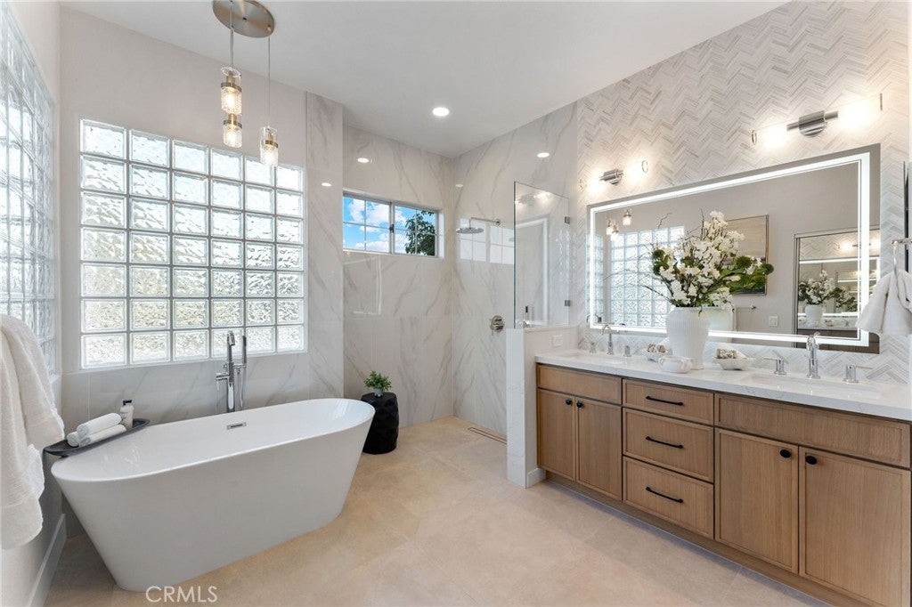 Costa Mesa, California, 92627, United States, 4 Bedrooms Bedrooms, ,3 BathroomsBathrooms,Residential,Contingent,1986895