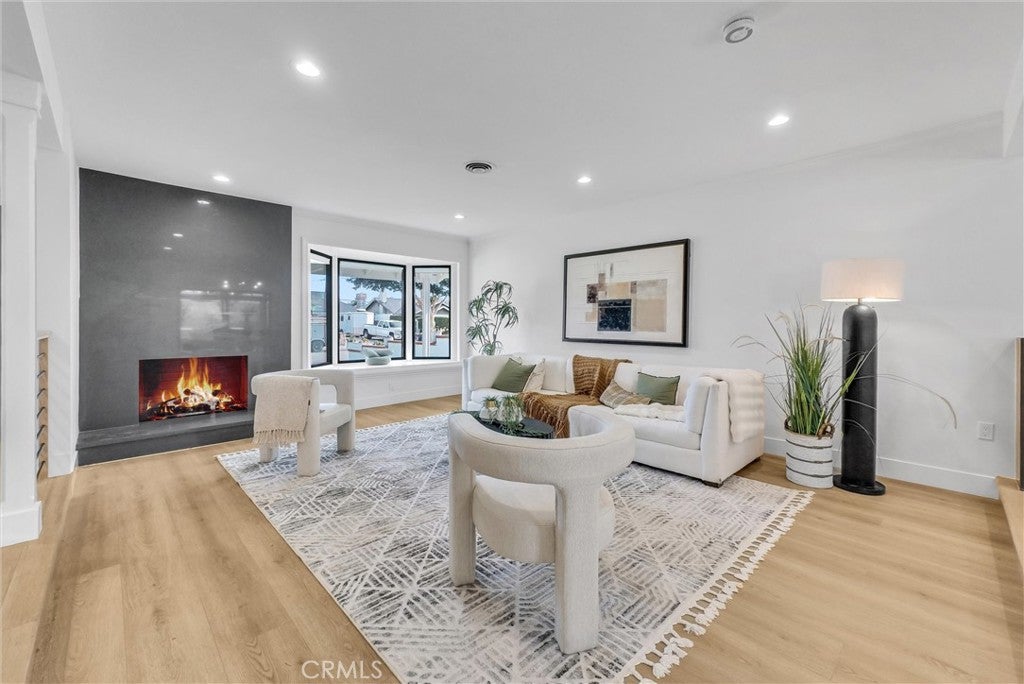 Huntington Beach, California, 92646, United States, 4 Bedrooms Bedrooms, ,3 BathroomsBathrooms,Residential,Active,1998762