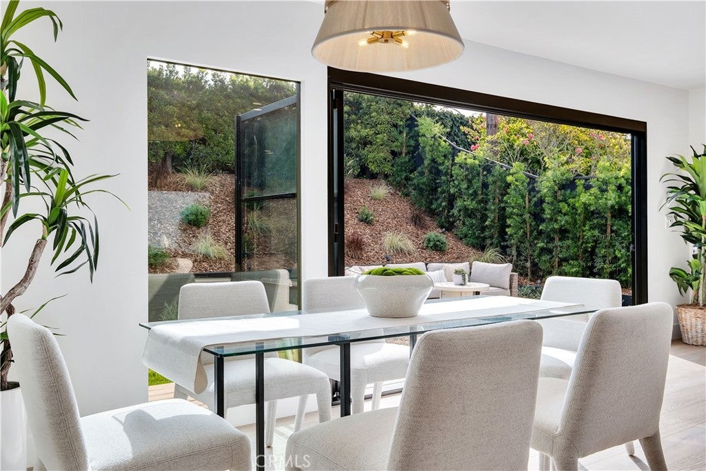 Redondo Beach, California, 90277, United States, 4 Bedrooms Bedrooms, ,3 BathroomsBathrooms,Residential,Active,1990651