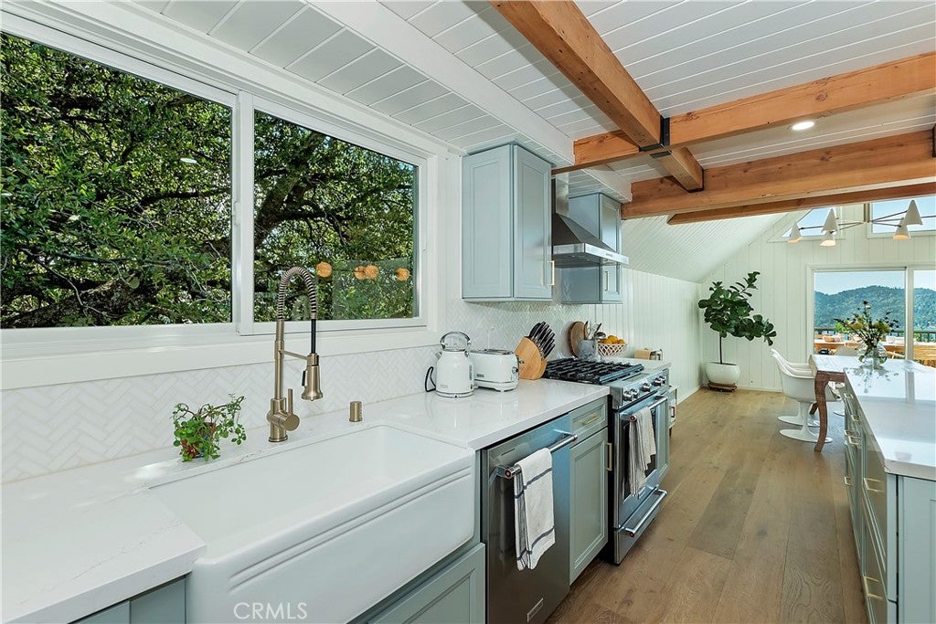 Lake Arrowhead, California, 92352, United States, 4 Bedrooms Bedrooms, ,3 BathroomsBathrooms,Residential,Active,1953250
