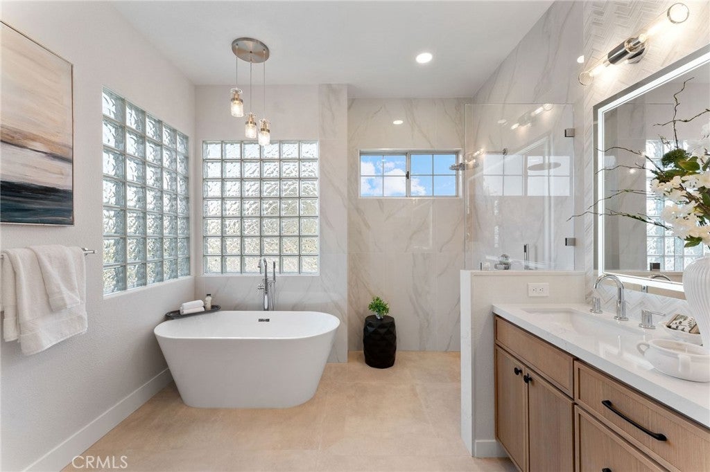 Costa Mesa, California, 92627, United States, 4 Bedrooms Bedrooms, ,3 BathroomsBathrooms,Residential,Contingent,1986895