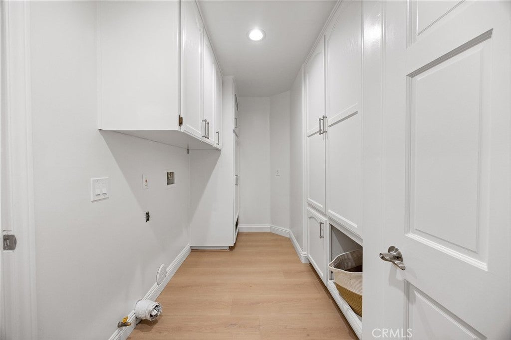 Downey, California, 90242, United States, 7 Bedrooms Bedrooms, ,6 BathroomsBathrooms,Residential,Contingent,1829948