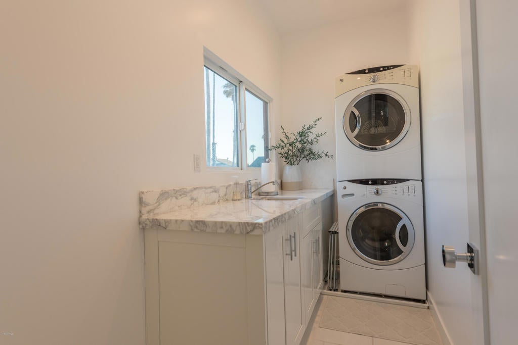 Ventura, California, 93001, United States, 3 Bedrooms Bedrooms, ,3 BathroomsBathrooms,Residential,Contingent,1944076
