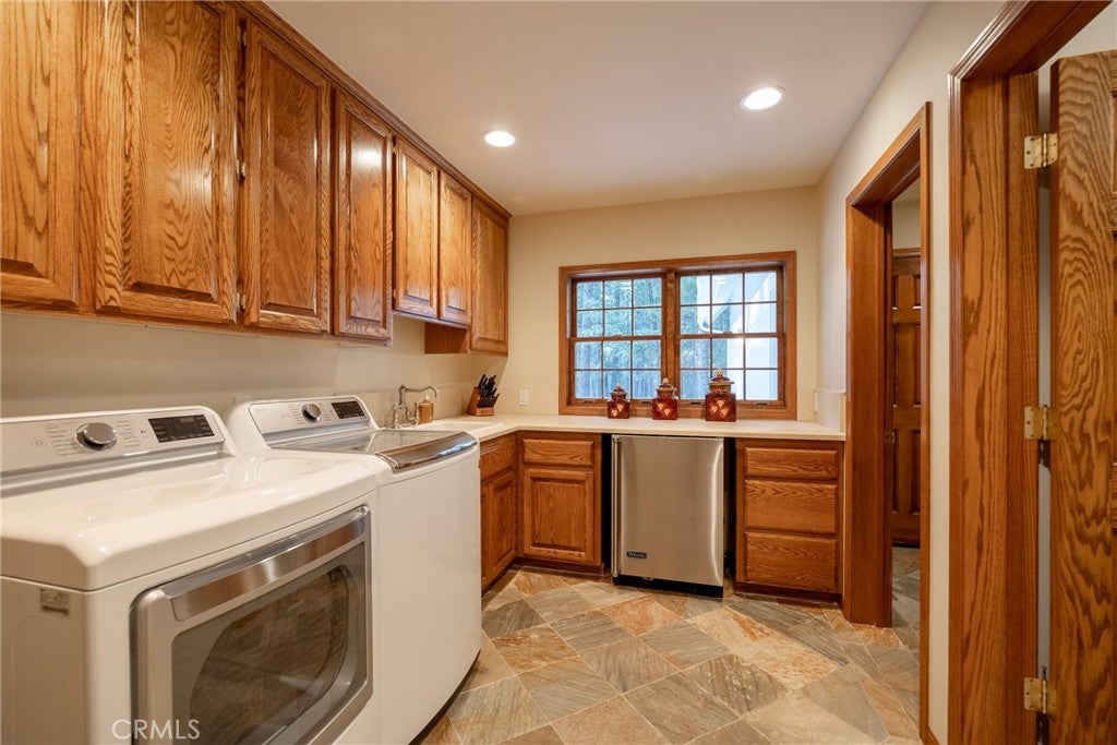 Big Bear Lake, California, 92315, United States, 4 Bedrooms Bedrooms, ,4 BathroomsBathrooms,Residential,Active,1914598