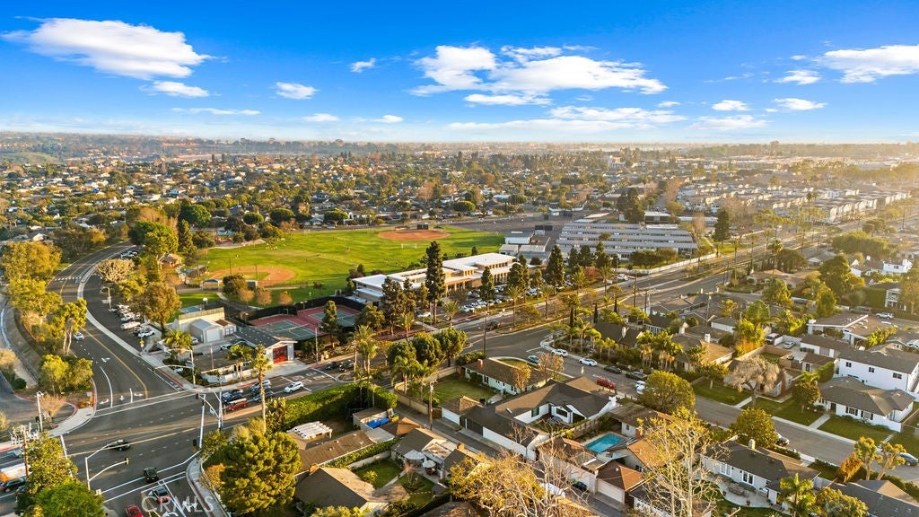 Newport Beach, California, 92660, United States, 4 Bedrooms Bedrooms, ,3 BathroomsBathrooms,Residential,Pending,2016109